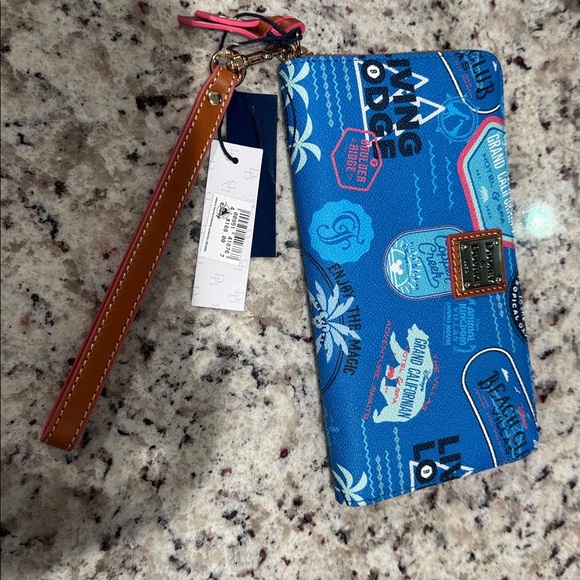 🆕Dooney & Bourke Disney Vacation Club Resorts
Zippered Wristlet Wallet